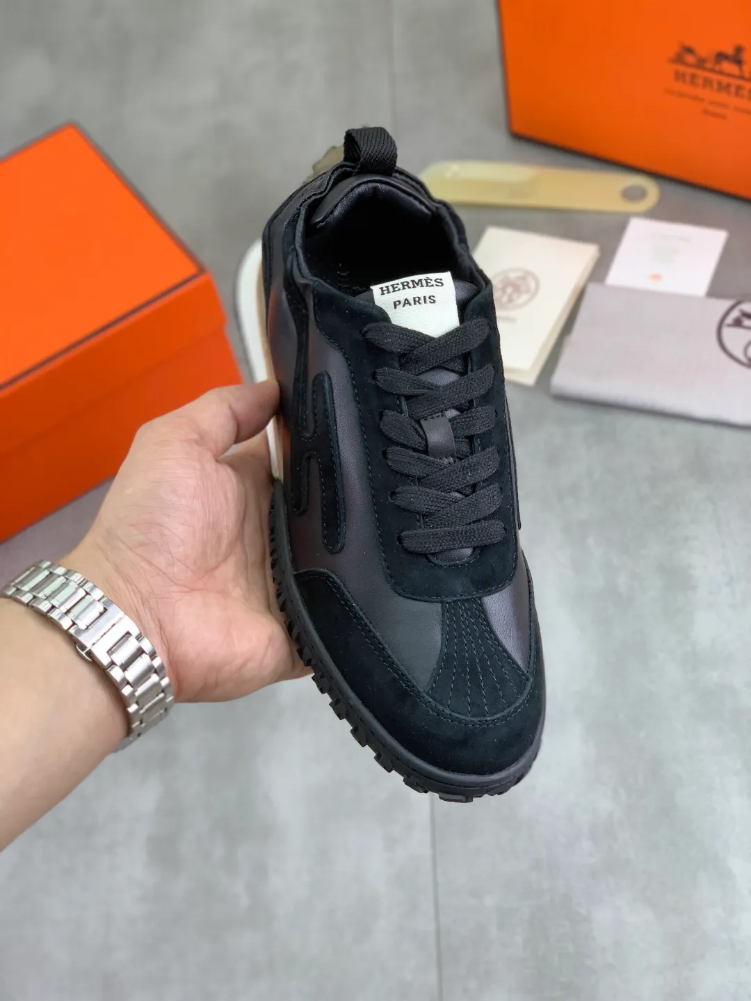 Men's men's shoes 💰P580 new top version original order Hermes Hermès couple 🧑‍🤝‍🧑 style Drift Sneaker autumn new casual sports shoes original purchase development and production H family men's classic series technical breathable fabrics with cowhide casual sports shoes casual sports dad shoes combine high-tech breathable materials and cowhide, H family exclusive button decoration on the side The outsole is full of H italic design and bright colors to show vitality and continue the brand design inspiration. Stroll around the city lightly and feel free and comfortable. Delivered in exquisite packaging🛍📦 ▪️Fabric: original customized breathable material + first layer of cowhide ▪️Inner lining: cowhide feet ▪��Outsole: molded and evacuated PU+TPU material ▪️Size: Female 34-40 (41 customized) Male 39-45 8️⃣ colors available Premium packaging